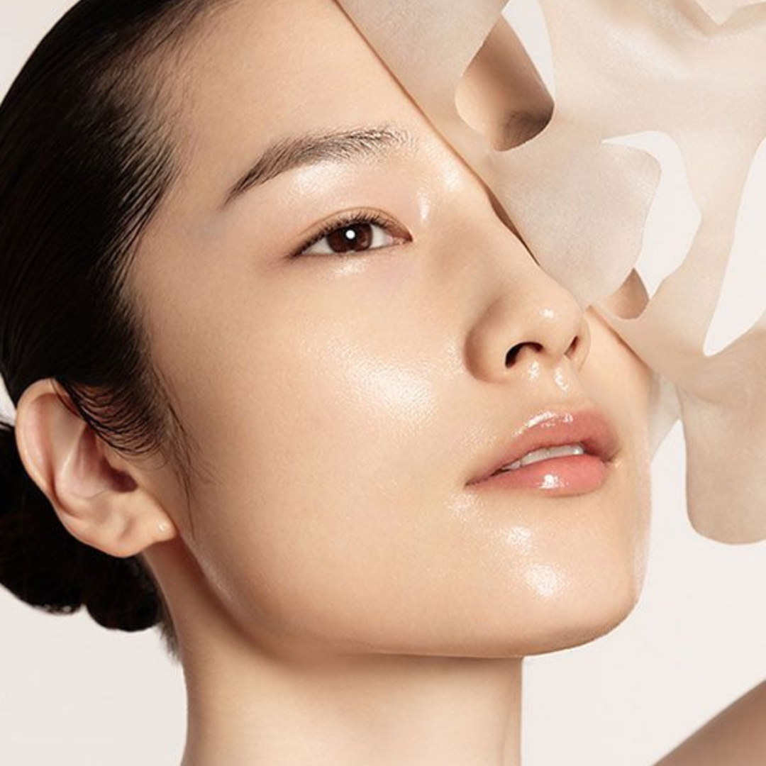 Femme coréenne utilisant des produits de cosmétique K-BEAUTY