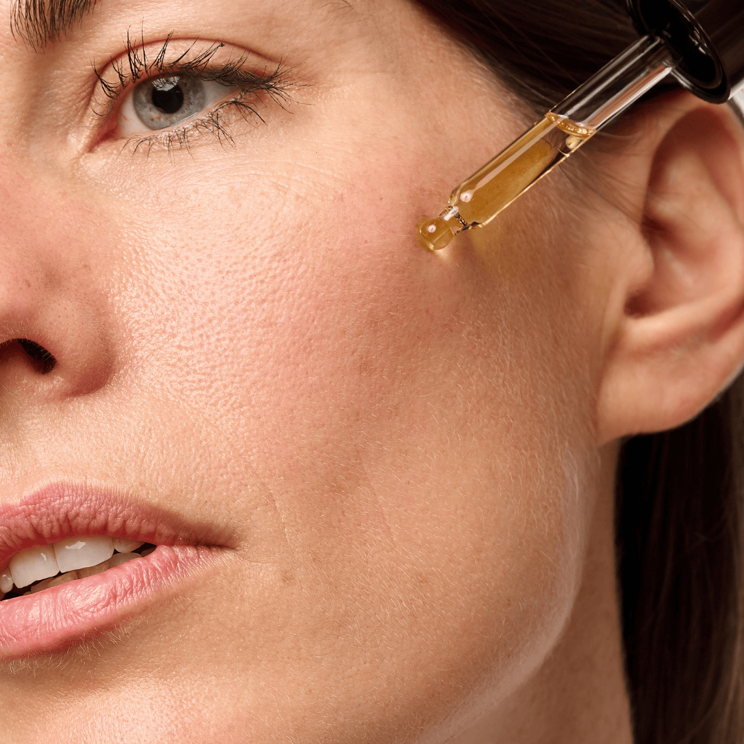 Mannequin appliquant l'huile Sculpt & Glow au rétinol végétal de Demain Beauty avec pipette et texture