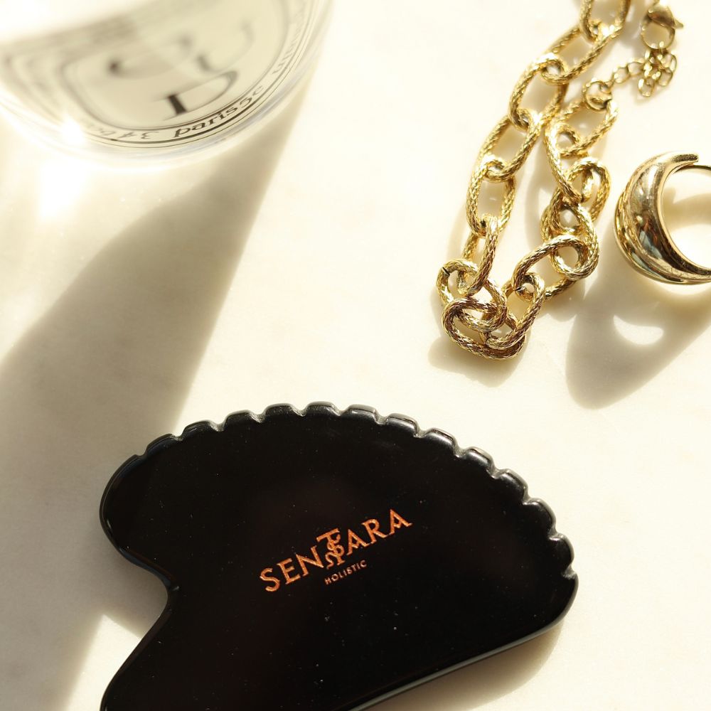 Le gua sha en obsidienne noire Sentara comporte de petites dents et est idéal pour les massages du visage