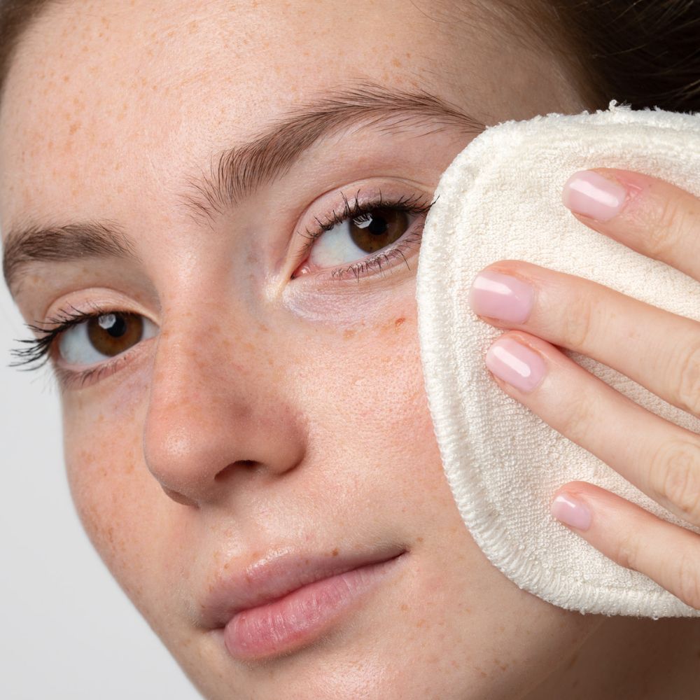 Utilisez les lingettes démaquillantes en coton bio Demain® pour nettoyer votre peau en douceur