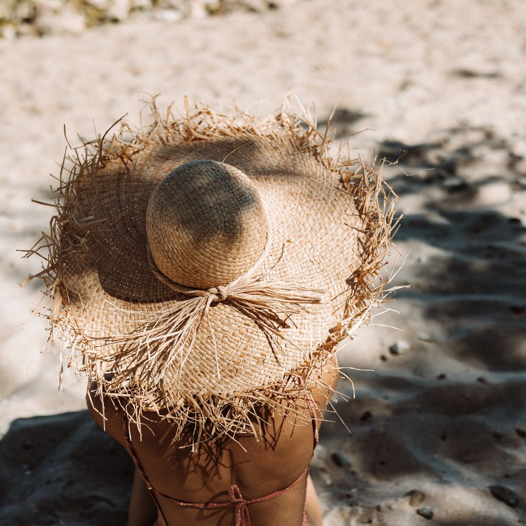 Femme portant un chapeau de paille sur la plage