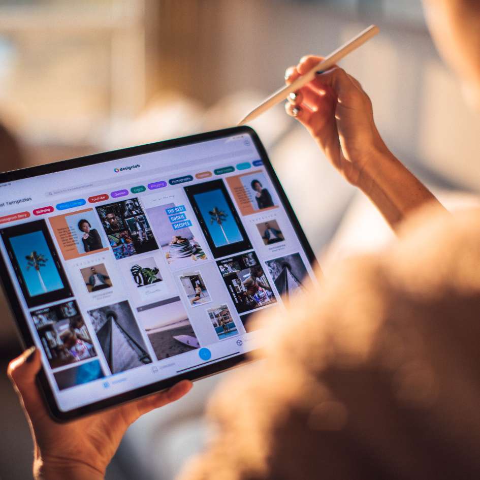 Femme avec un écran de tablette numérique