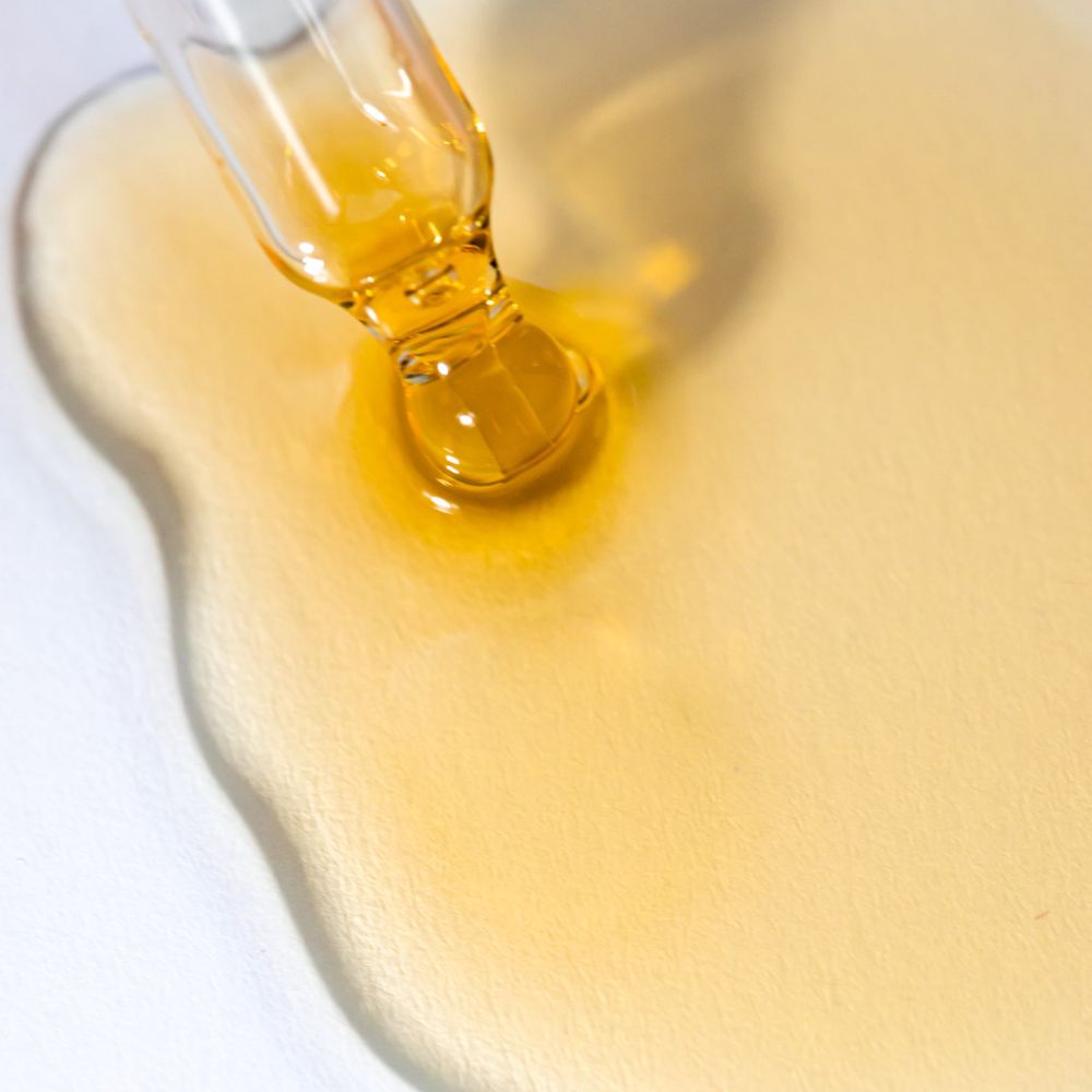 L'huile Sculpt & Glow nourrit votre peau tout lui en apportant éclat et élasticité.