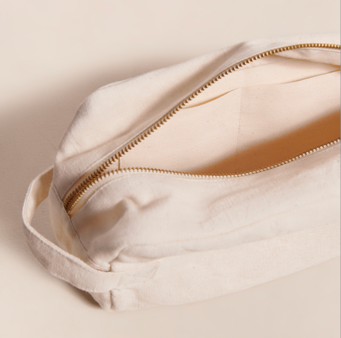 une jolie trousse de toilette en coton beige de qualité et fermeture éclair zip