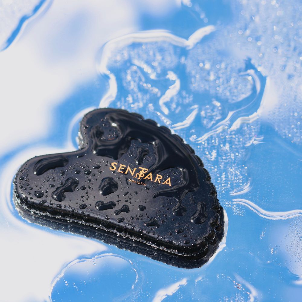 Le gua sha en obsidienne noire Sentara est particulièrement efficace pour drainer et détoxifier votre peau