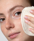 Utilisez les lingettes démaquillantes en coton bio Demain® pour nettoyer votre peau en douceur