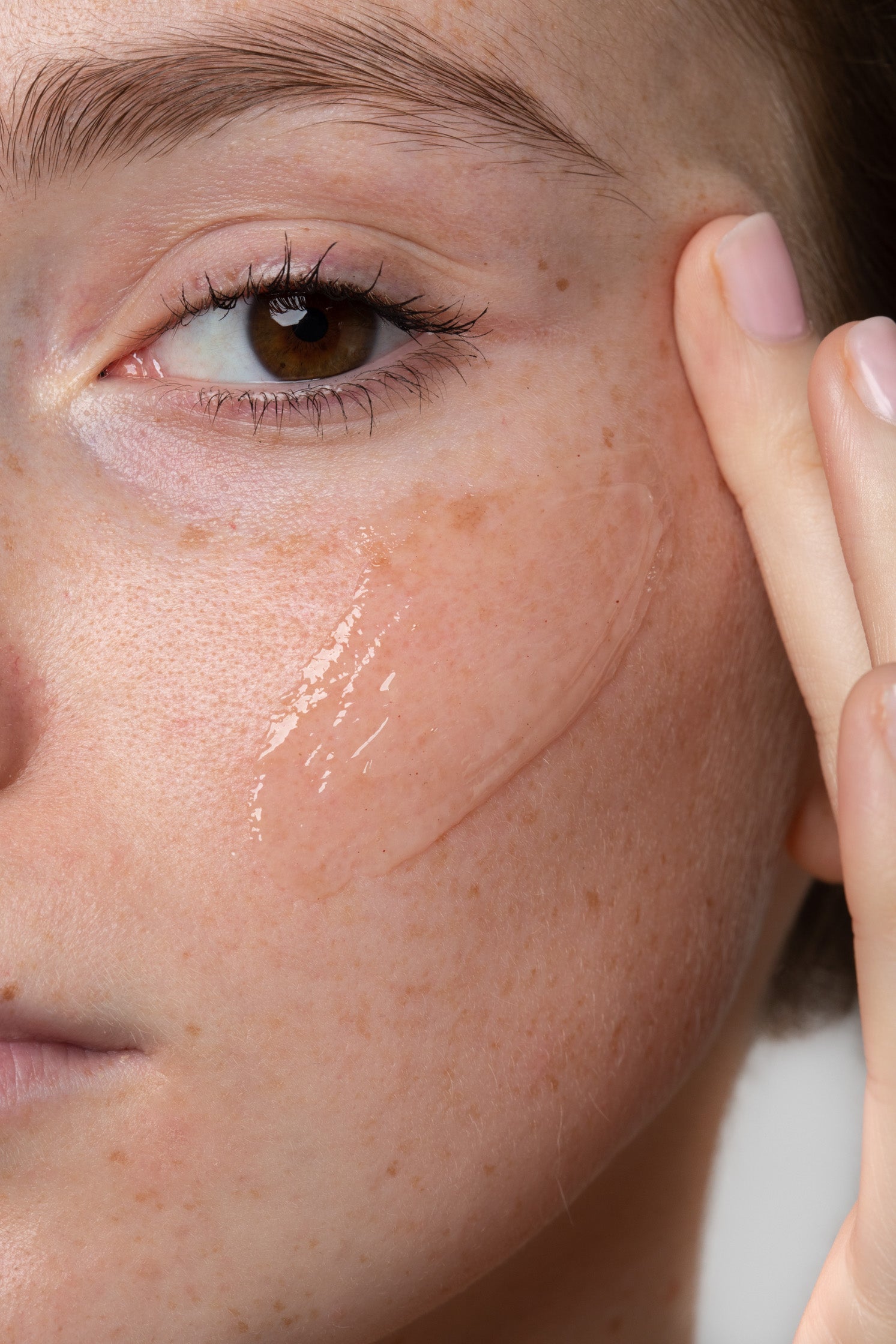 le baume Time To Detox fond sur la peau, pour un démaquillage en douceur