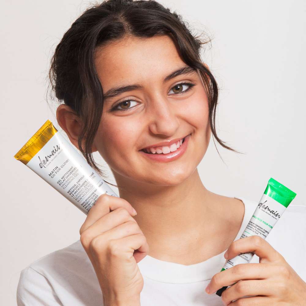 Jeune fille avec le gel nettoyant Go For Glow et le soin anti-acné Balance Your Pores